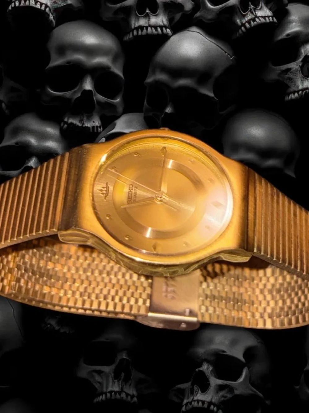 Classic vintage 90’s Seiko with a great retro gold-on-gold look